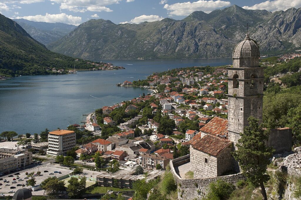 Θέα στην πόλη Kotor του Μαυροβουνίου από το κάστρο Saint John, με την εκκλησία της Παναγίας της Υγείας και τον κόλπο στο βάθος