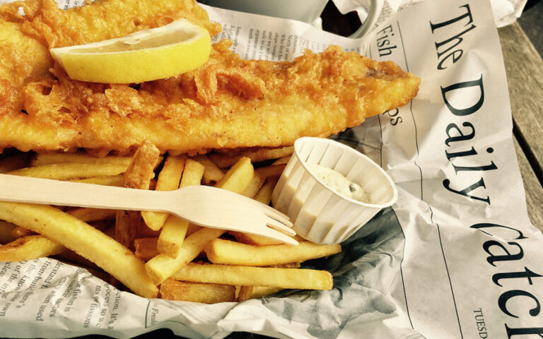Fish and chips στο Λονδίνο: Η ιστορία, η γεύση και τα καλύτερα σημεία για να το δοκιμάσεις