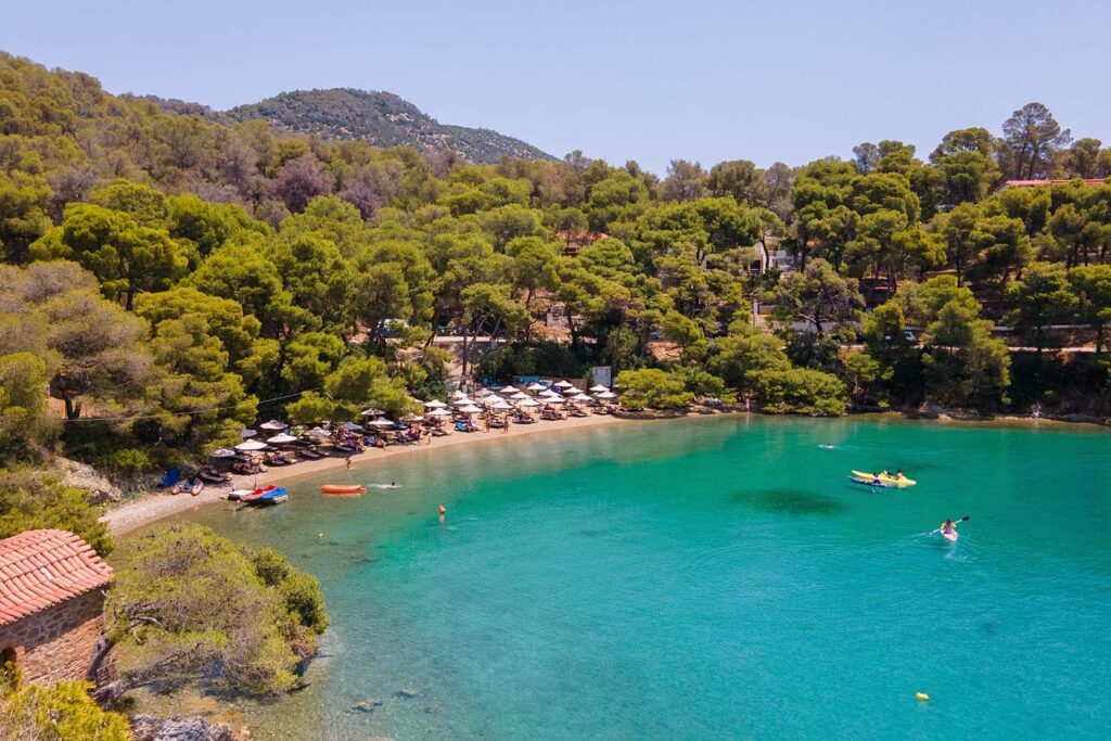 Παραλία Love Bay στον Πόρο με πεύκα και γαλαζοπράσινα νερά – μία από τις καλύτερες παραλίες στον Πόρο.