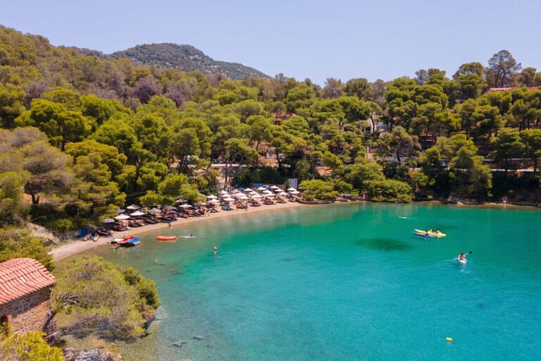 Παραλία Love Bay στον Πόρο με πεύκα και γαλαζοπράσινα νερά – μία από τις καλύτερες παραλίες στον Πόρο.