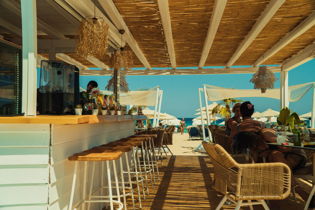 Καλοκαιρινό beach bar από τα καλύτερα bar στο Λουτράκι με χαλαρή διάθεση και θέα θάλασσα