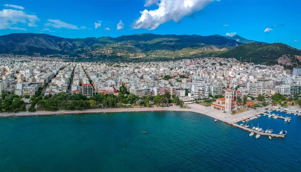 Πανοραμική θέα στον Βόλο με φόντο το Πήλιο και τον Παγασητικό κόλπο