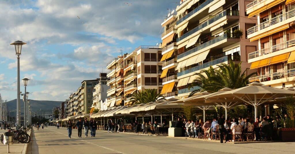 Παραλιακός δρόμος του Βόλου με καφετέριες γεμάτες κόσμο