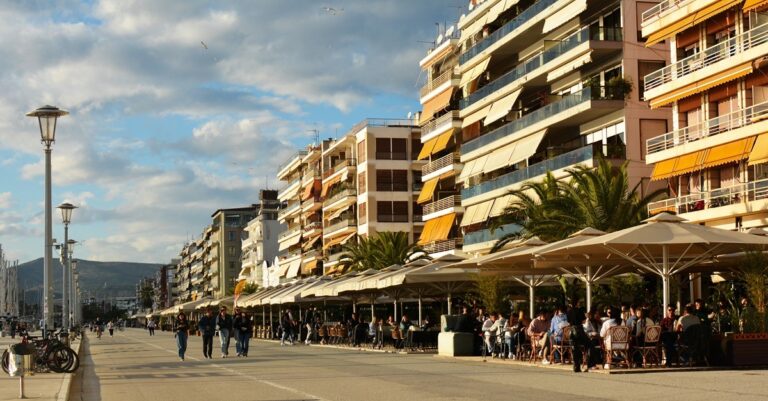 Παραλιακός δρόμος του Βόλου με καφετέριες γεμάτες κόσμο
