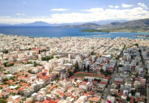 Πανοραμική θέα του Βόλου με φόντο τη θάλασσα και τα βουνά