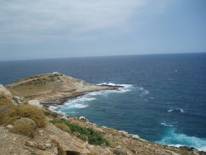 Άγριο ακρωτήριο και βαθύ μπλε θάλασσας στη Νότια Εύβοια