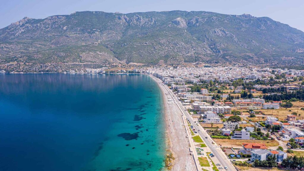 Θέα στο Λουτράκι με παραλιακά καλύτερα εστιατόρια και έντονη γαστρονομική ζωή