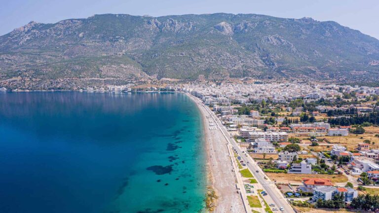 Θέα στο Λουτράκι με παραλιακά καλύτερα εστιατόρια και έντονη γαστρονομική ζωή