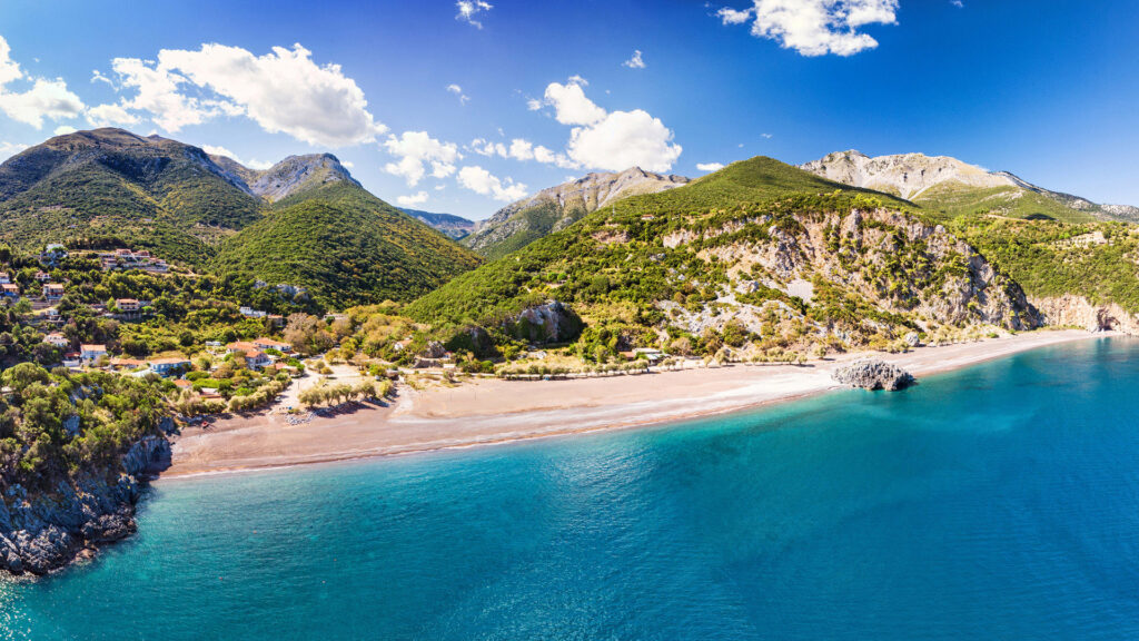 Ταξίδι στην Κεντρική Εύβοια με θέα σε παραλία και καταπράσινα βουνά
