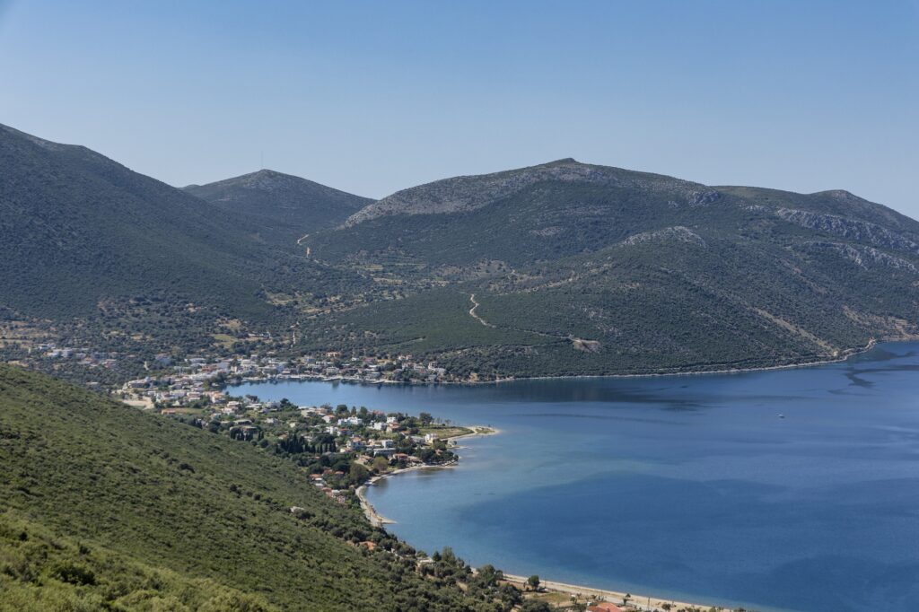 Ταξίδι στη Νότια Εύβοια με θέα σε ήσυχο λιμάνι και καταπράσινα βουνά