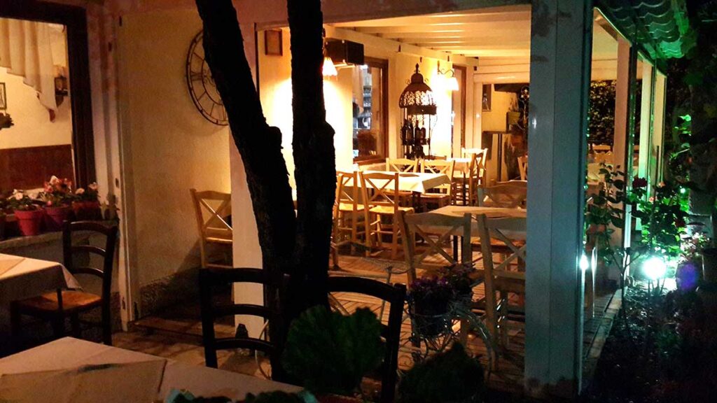 Εξωτερικός χώρος εστιατορίου στη Φλώρινα με φωτισμένη αυλή