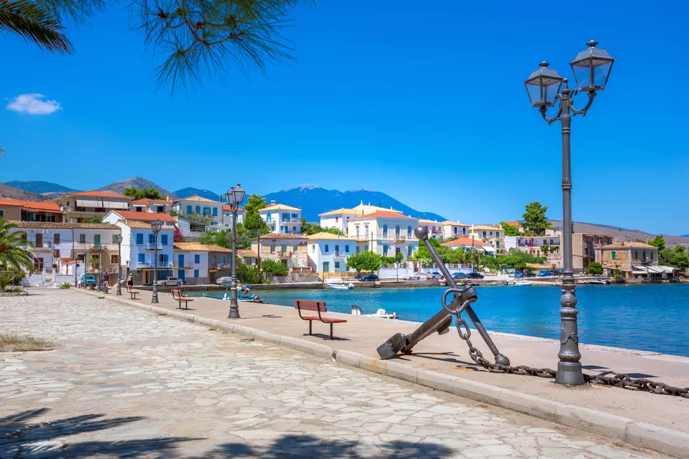 Ο παραλιακός πεζόδρομος του Γαλαξιδίου με άγκυρα και παραδοσιακά σπίτια στο φόντο.