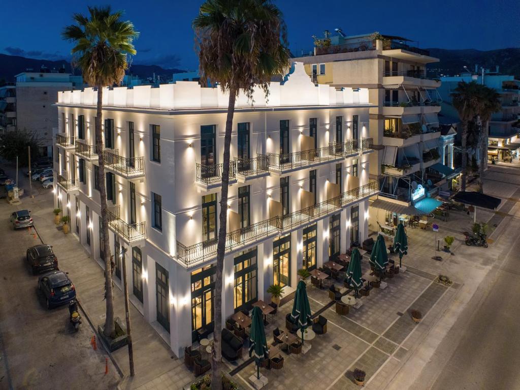 Ανακαινισμένο Grand Hotel στην Καλαμάτα με εξωτερικό φωτισμό και παραδοσιακή αρχιτεκτονική