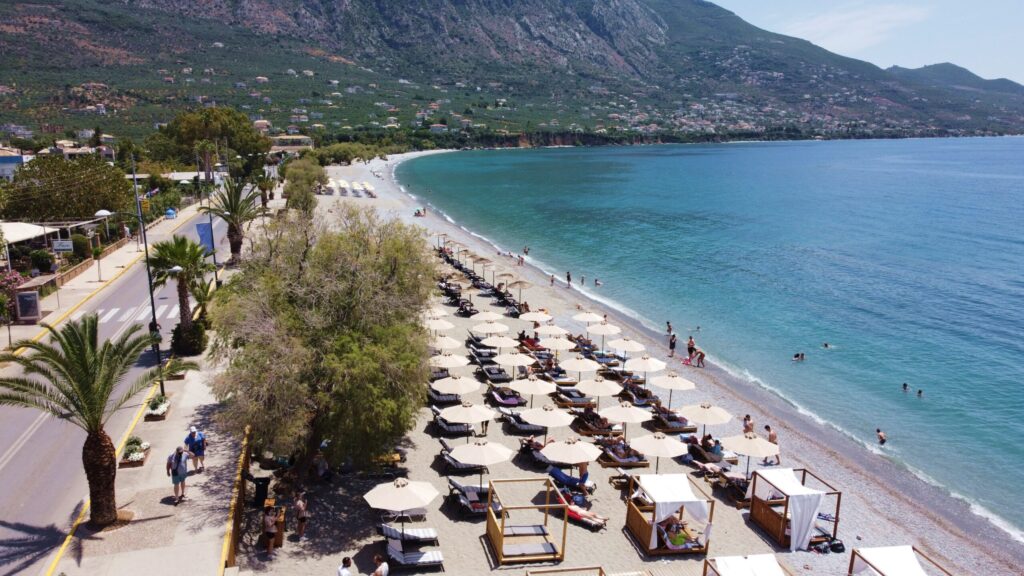 Οργανωμένη παραλία στην Καλαμάτα με ξαπλώστρες, ομπρέλες και γαλήνια θάλασσα