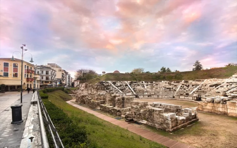 Αρχαίο Θέατρο στο κέντρο της πόλης κατά το ταξίδι στη Λάρισα
