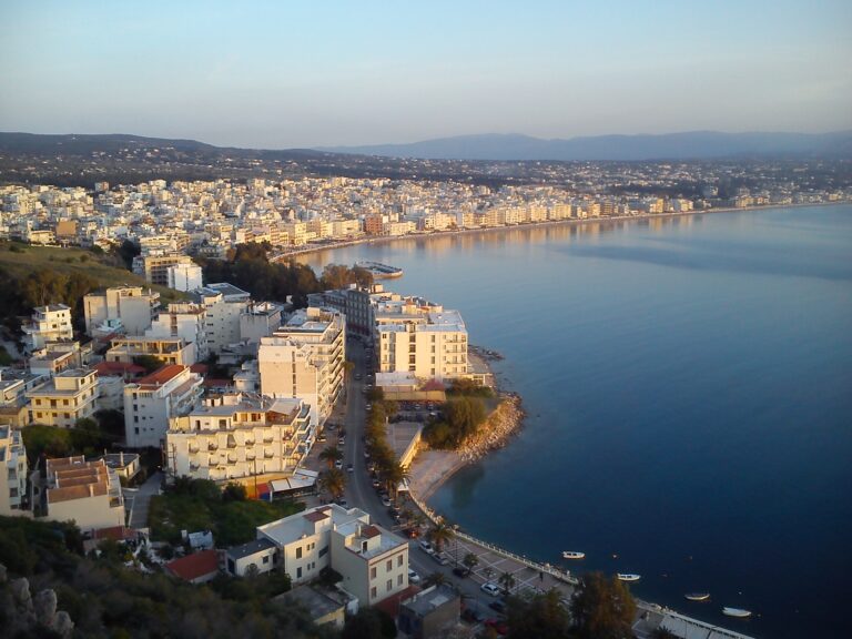 Ταξίδι στο Λουτράκι με θέα την ήρεμη ακτογραμμή την ώρα του δειλινού