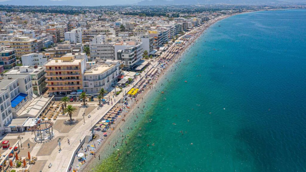 Ταξίδι στο Λουτράκι με πανοραμική θέα της ζωντανής παραλιακής ζώνης