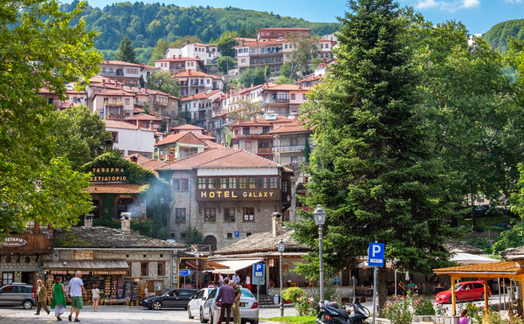 Πλατεία στο Μέτσοβο με ξενοδοχείο, πετρόχτιστα μαγαζιά και ταβέρνες στο Μέτσοβο με παραδοσιακό χαρακτήρα