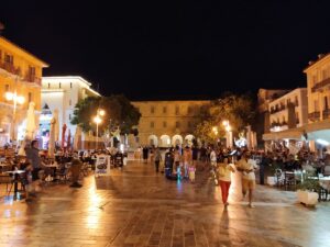 Πλατεία Συντάγματος στο Ναύπλιο με κόσμο τη νύχτα