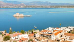Θέα από την Ακροναυπλία προς το Μπούρτζι στο Ναύπλιο