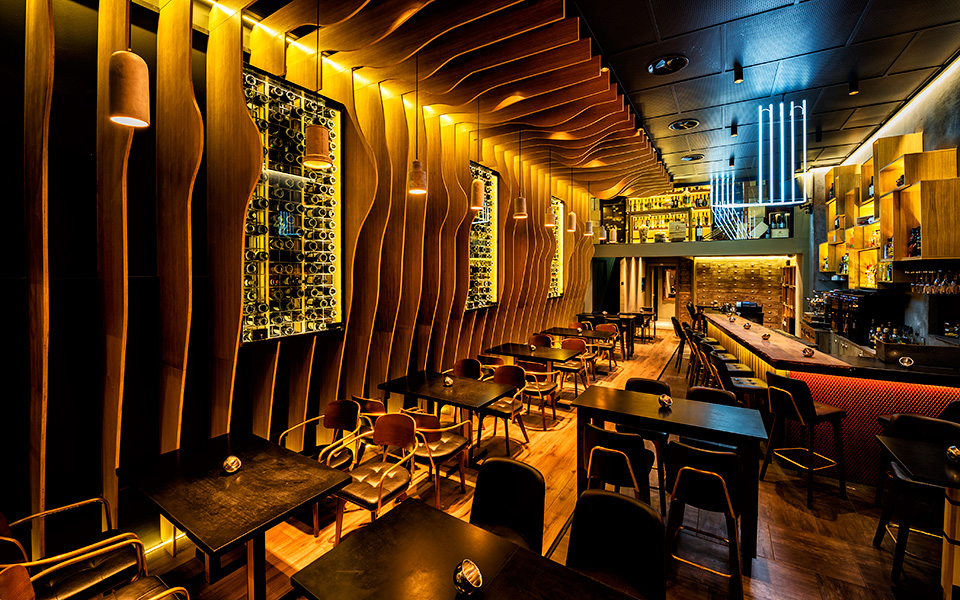 Πολυχρωματικό back bar σε ένα από τα καλύτερα μπαρ στην Πάτρα με πλούσια συλλογή ποτών.