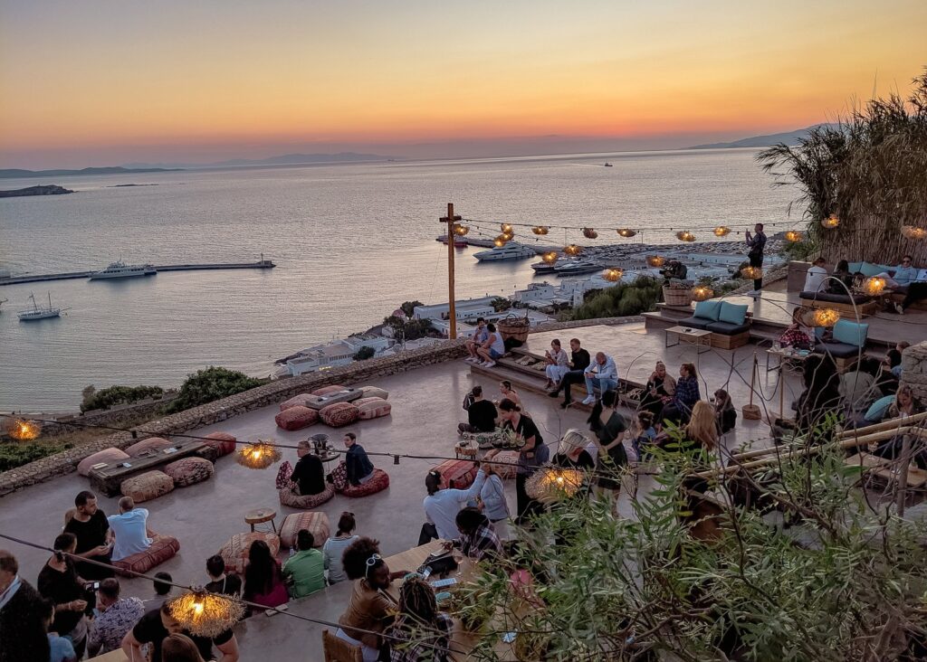 Ocean’s Sunset Bar με θέα στο ηλιοβασίλεμα – ένα από τα καλύτερα bar στον Πόρο.