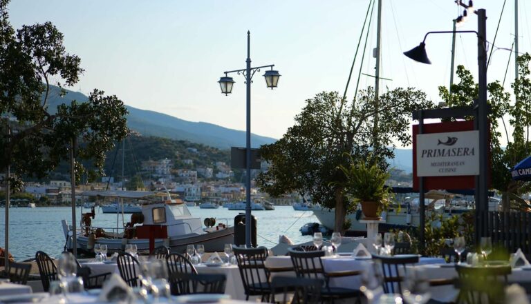 Εστιατόριο Primasera με θέα στο λιμάνι – ένα από τα καλύτερα εστιατόρια στον Πόρο.