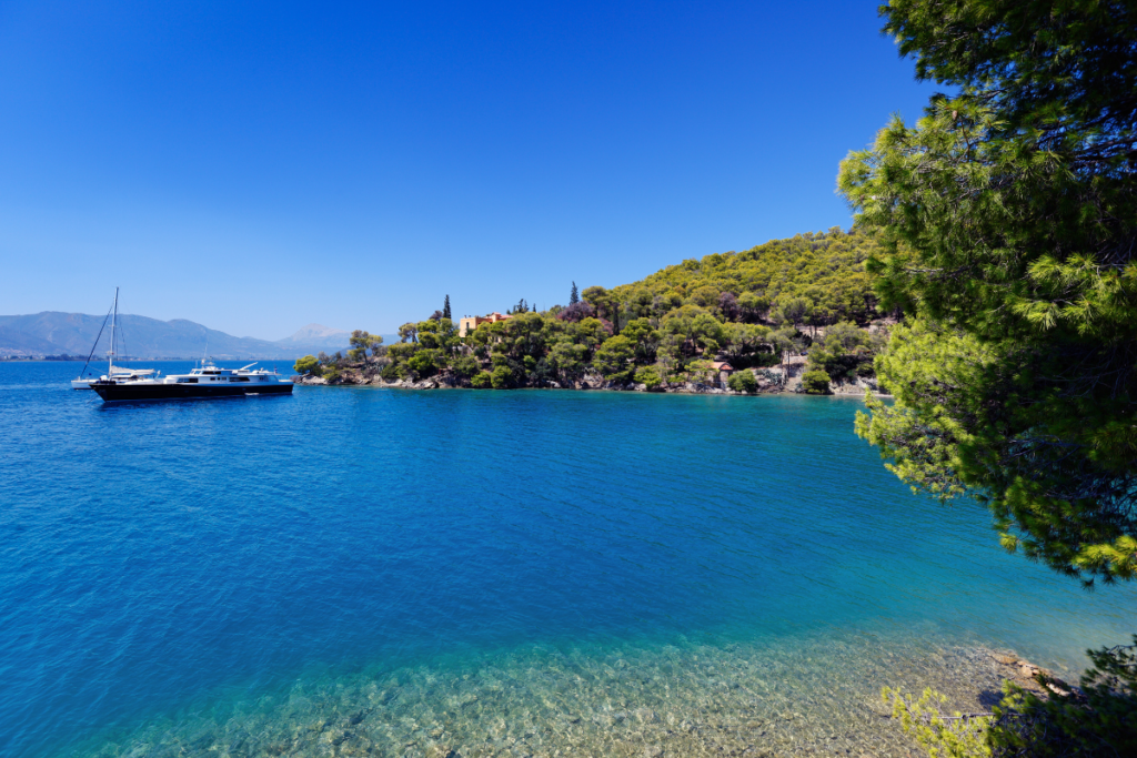 Καταπράσινο τοπίο και γαλάζια νερά σε ήσυχη παραλία του Πόρου