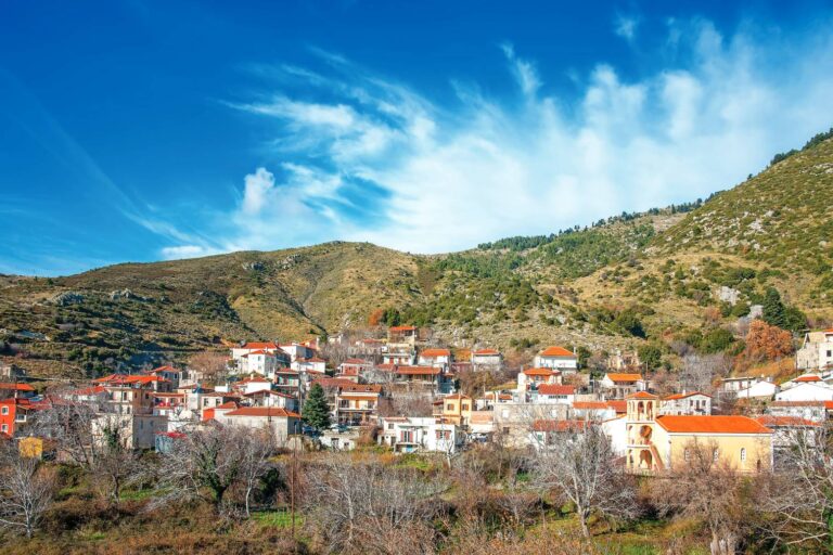 Παραδοσιακό ορεινό χωριό στην Εύβοια με πέτρινα σπίτια και κεραμιδένιες στέγες