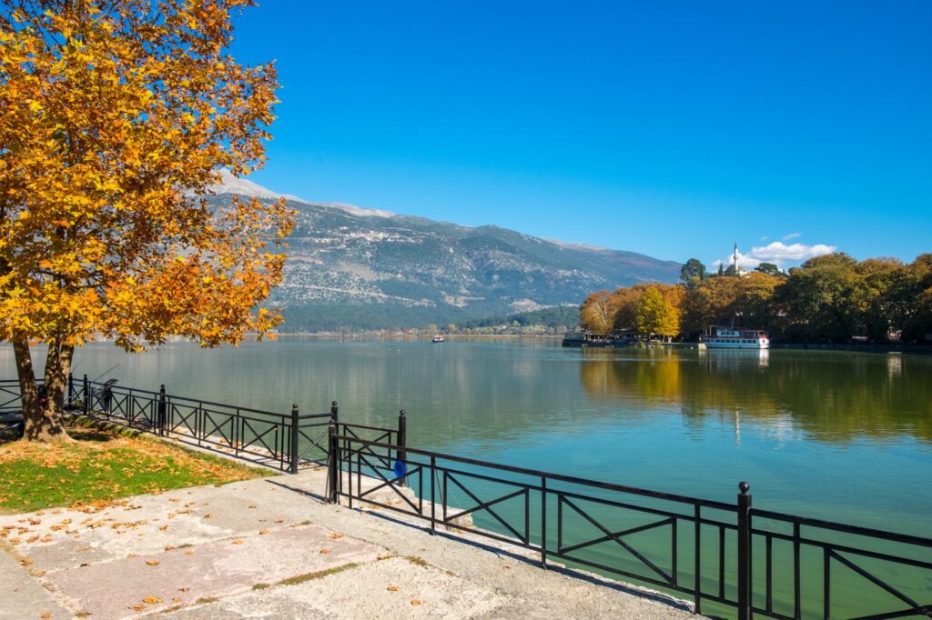 Λίμνη Παμβώτιδα με φθινοπωρινά χρώματα στα Ιωάννινα