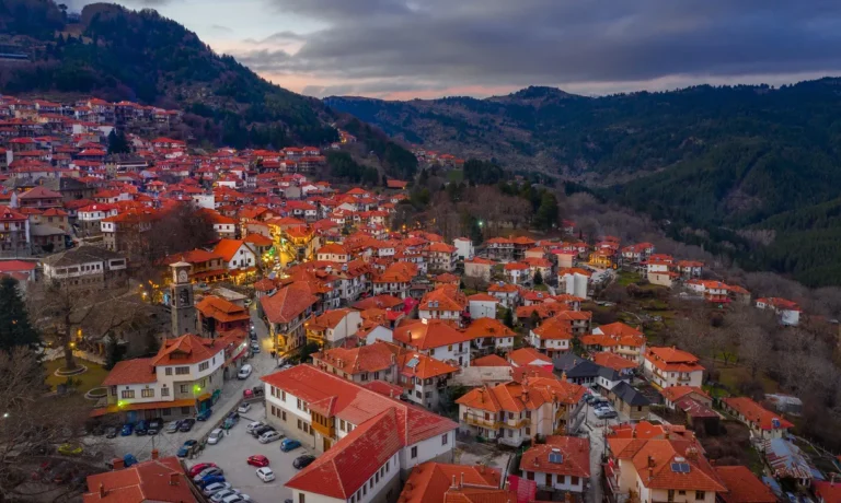 Πανοραμική άποψη του Μετσόβου με κόκκινες στέγες και φόντο την Πίνδο