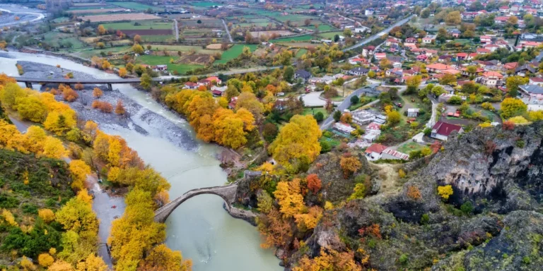 Φθινοπωρινό τοπίο από ταξίδι στον Νομό Ιωαννίνων με το γεφύρι της Κόνιτσας και τον Αώο
