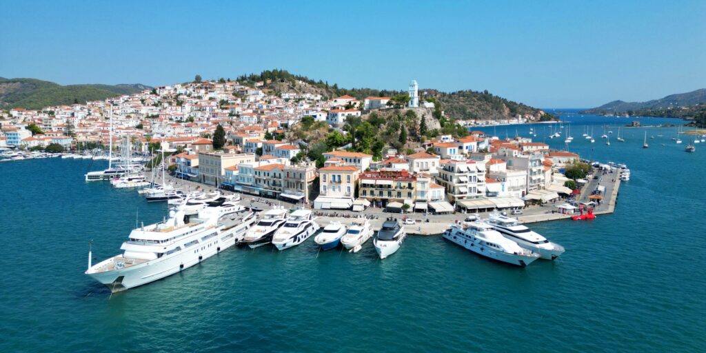 Ταξίδι στον Πόρο με θέα στο γραφικό λιμάνι και τα λευκά γιοτ