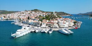 Ταξίδι στον Πόρο με θέα στο γραφικό λιμάνι και τα λευκά γιοτ