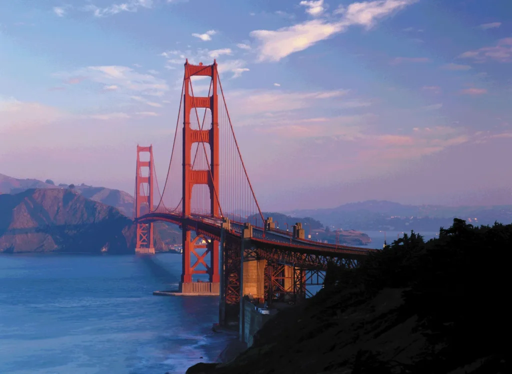 Ταξίδι στο Σαν Φρανσίσκο: η Γέφυρα Golden Gate στο ηλιοβασίλεμα με φόντο τα βουνά