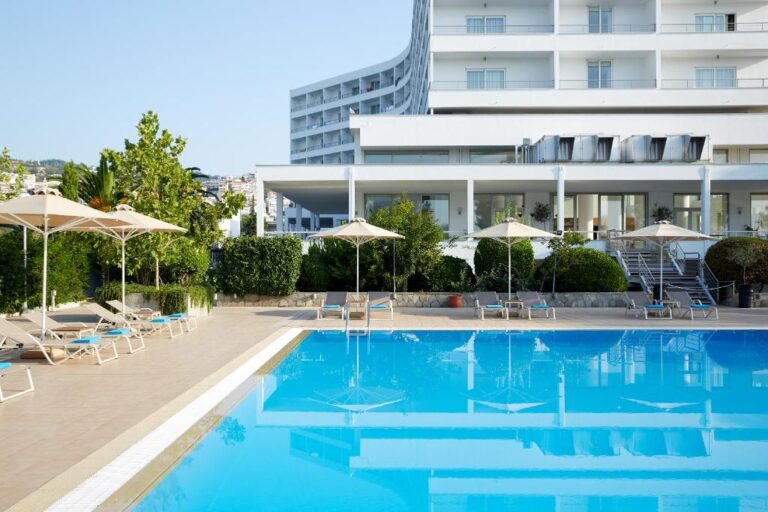 Ξενοδοχείο κοντά στη Χαλκίδα με πισίνα και θέα στο Ευβοϊκό