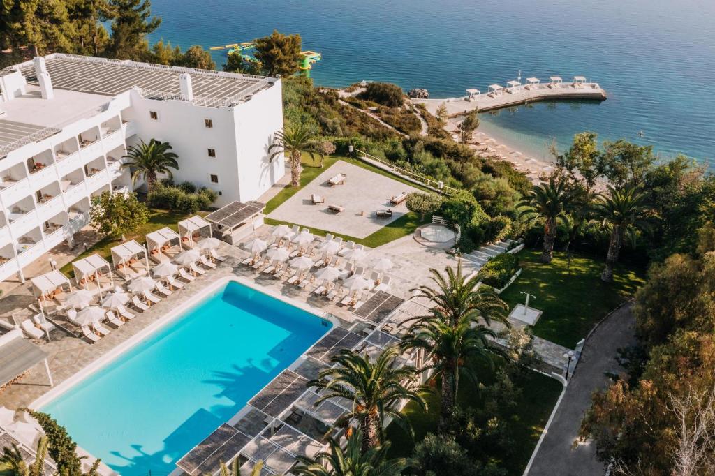 Κεντρικό ξενοδοχείο στη Χαλκίδα με μεγάλη εξωτερική πισίνα και μοντέρνα αισθητική