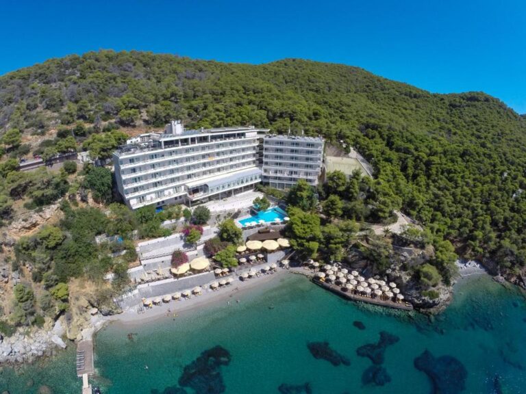 Παραθαλάσσιο ξενοδοχείο στον Πόρο με ιδιωτική παραλία και πισίνα.