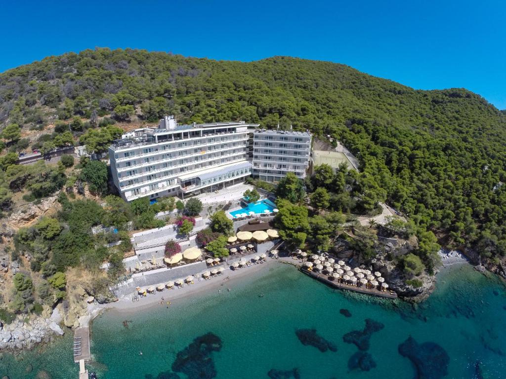 Παραθαλάσσιο ξενοδοχείο στον Πόρο με ιδιωτική παραλία και πισίνα.