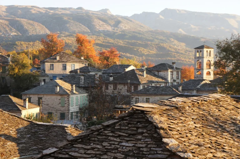 Παραδοσιακά πέτρινα σπίτια και καμπαναριό στα Ζαγοροχώρια