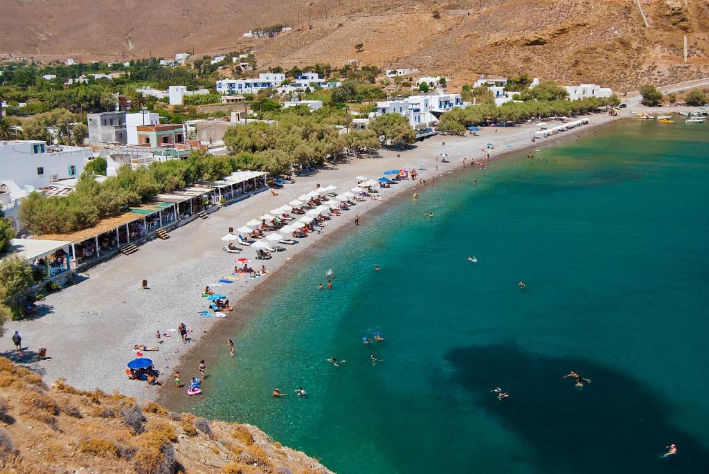 Η παραλία Λιβάδι στην Αστυπάλαια με κόσμο, ταβέρνες και καθαρά νερά – Καλύτερες παραλίες στην Αστυπάλαια