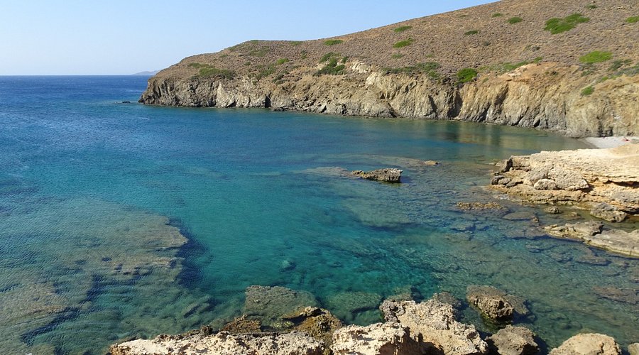 Η απομονωμένη παραλία Βαθύ στην Αστυπάλαια με κρυστάλλινα νερά και βραχώδες τοπίο – Καλύτερες παραλίες στην Αστυπάλαια