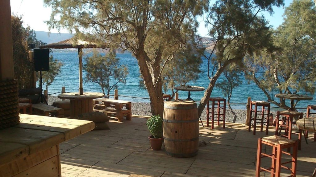 Παραλιακό bar στην Αστυπάλαια με τραπέζια από βαρέλια και θέα στο Αιγαίο – Καλύτερα bar στην Αστυπάλαια