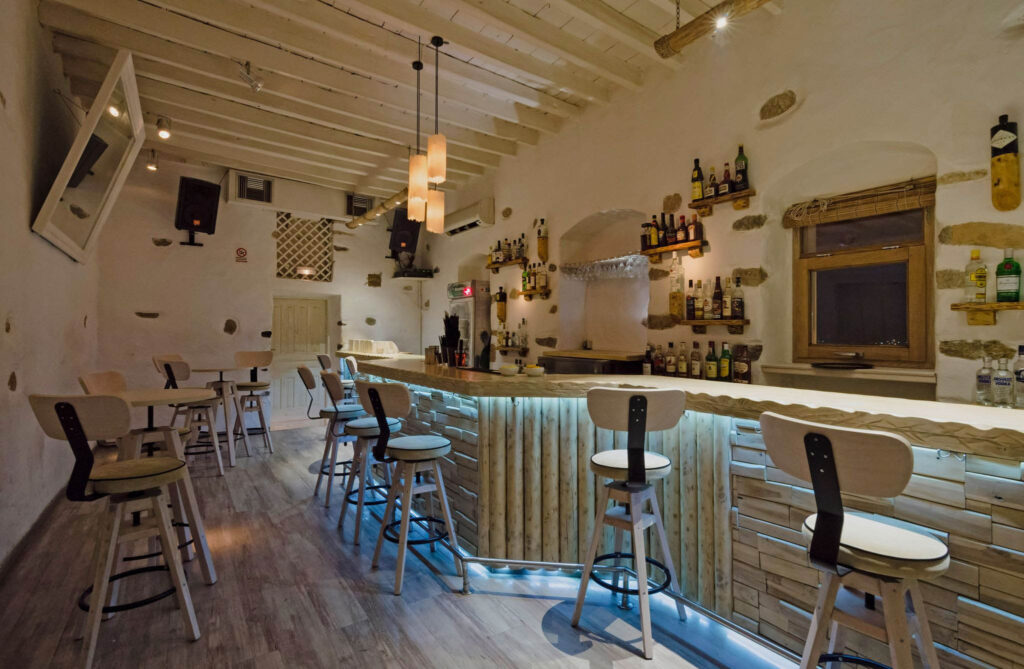 Εσωτερικό αυθεντικού bar στην Αστυπάλαια με πέτρα και ξύλο – Καλύτερα bar στην Αστυπάλαια