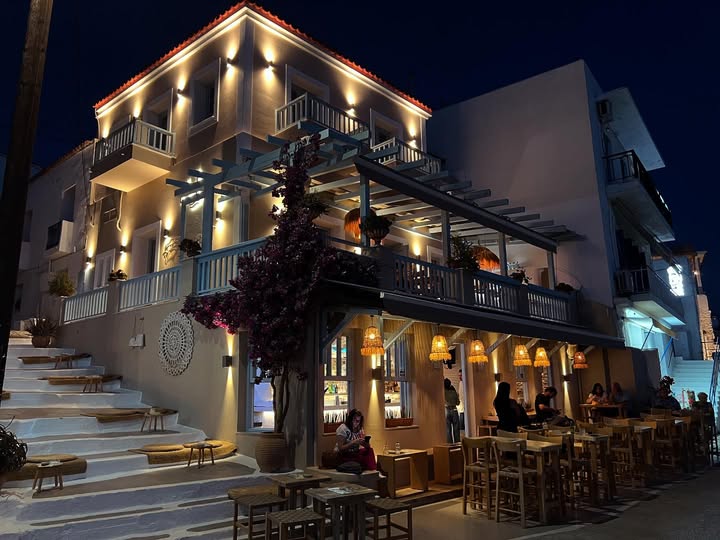 Νυχτερινή ατμόσφαιρα σε ένα από τα καλύτερα bar στην Άνδρο