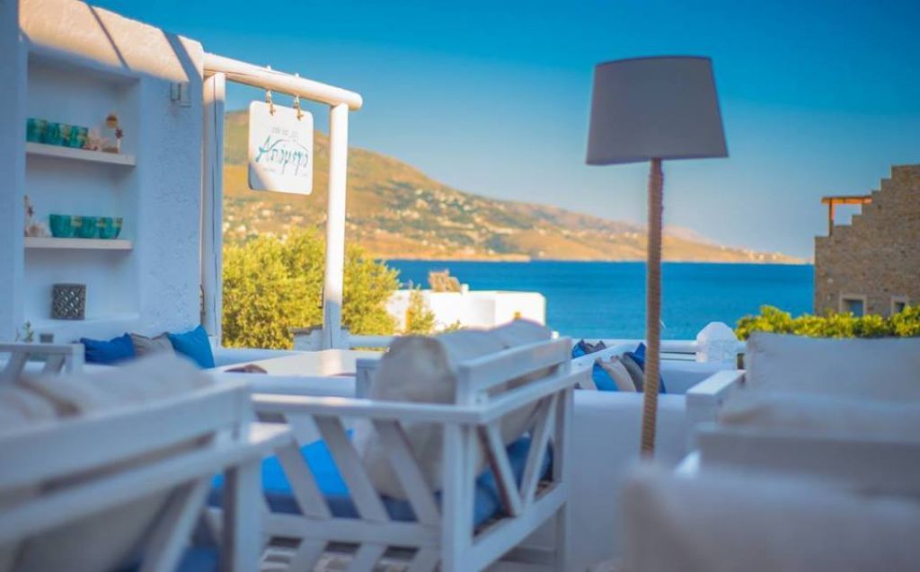 Θέα στο Αιγαίο από ένα από τα καλύτερα bar στην Άνδρο