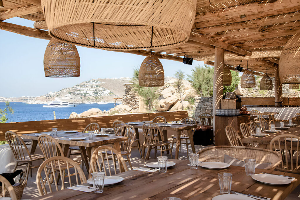 Εξωτερικός χώρος από ένα από τα καλύτερα bar στη Μύκονο με θέα στο Αιγαίο
