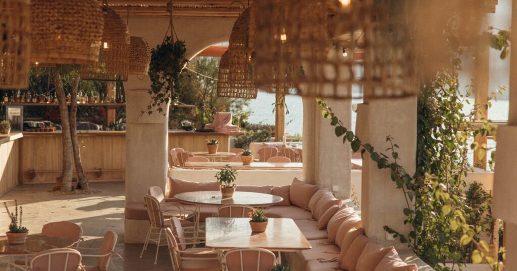 Ρομαντική ατμόσφαιρα σε ένα από τα καλύτερα bar στη Μύκονο δίπλα στη θάλασσα