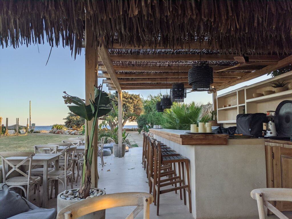Παραθαλάσσια ατμόσφαιρα σε ένα από τα καλύτερα bar στη Νάξο