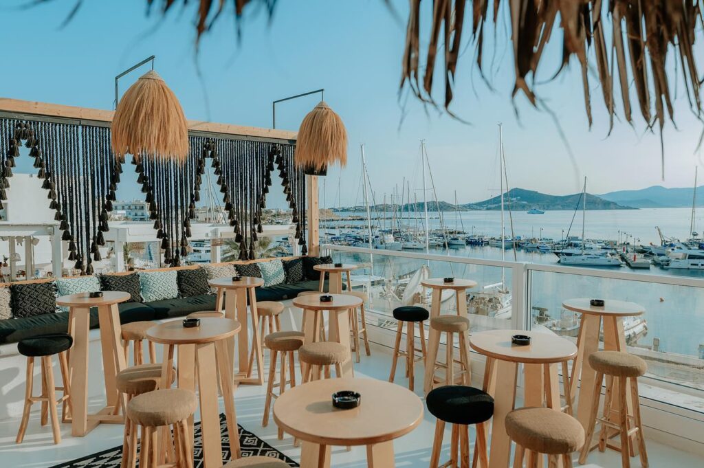 Rooftop εμπειρία σε ένα από τα καλύτερα bar στη Νάξο με θέα στο λιμάνι